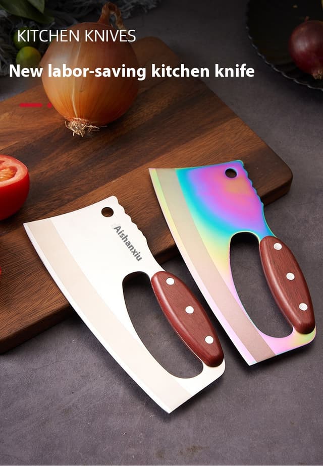 Cuchillo de cocina rústico cortando una zanahoria en rodajas finas